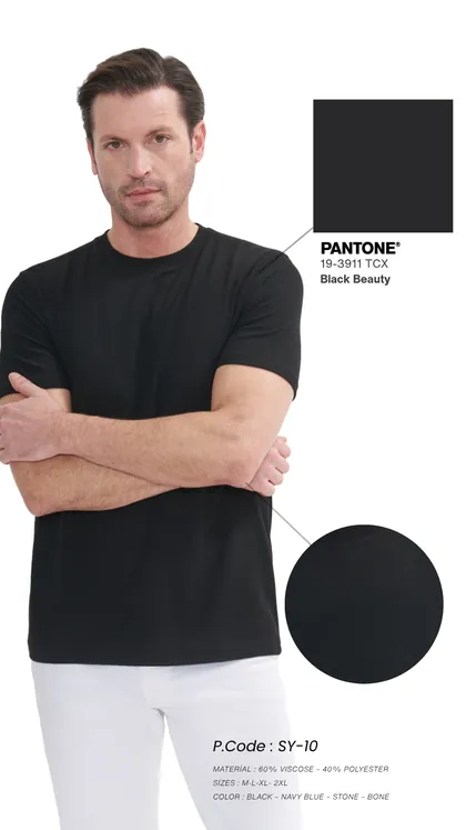 عارض يرتدي التي شيرت الكلاسيكي الأسود من İntersivin، رمز المنتج SY-10
